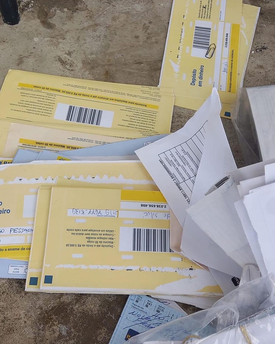 Envelopes descartados no lixo