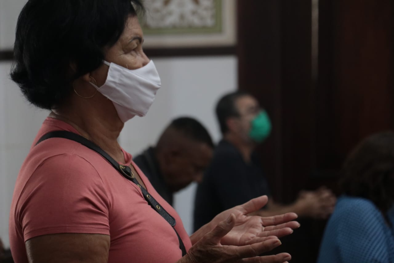 Fiéis lotam Catedral de São João Batista, em Niterói 