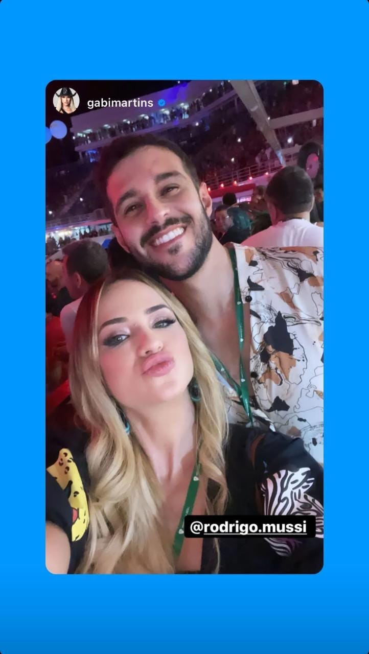 Rodrigo Mussi aparece em primeira festa após acidente