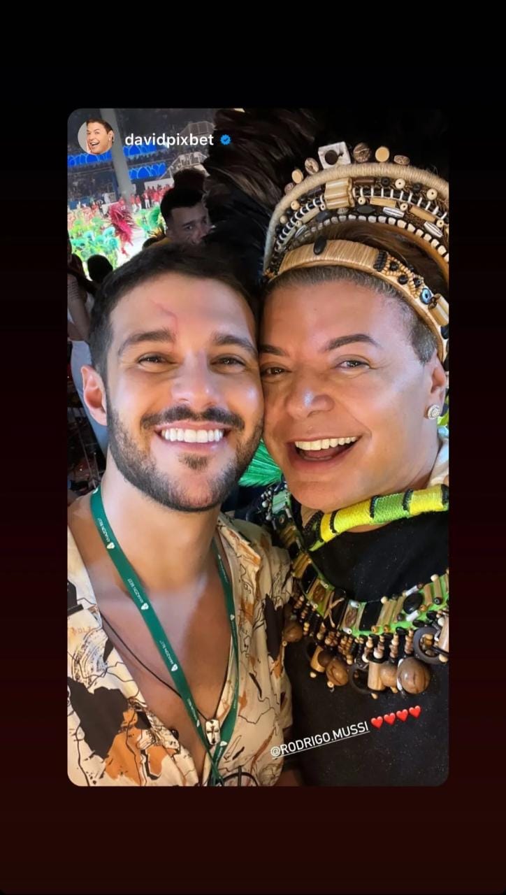 Rodrigo Mussi aparece em primeira festa após acidente