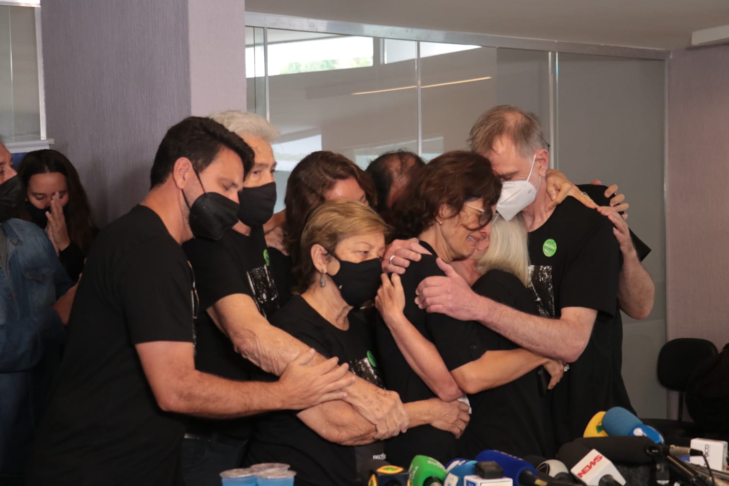 Familiares e amigos prestam a última homenagem a Dom Philips