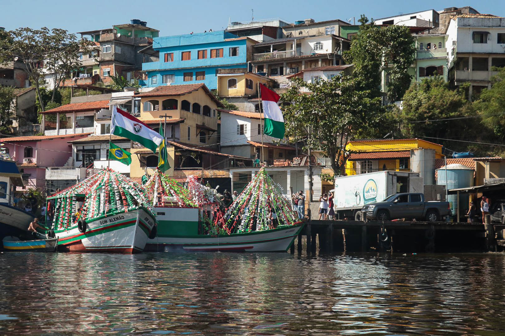 Imagem de São Pedro Barqueata Procissão fiéis fé igreja jurujuba