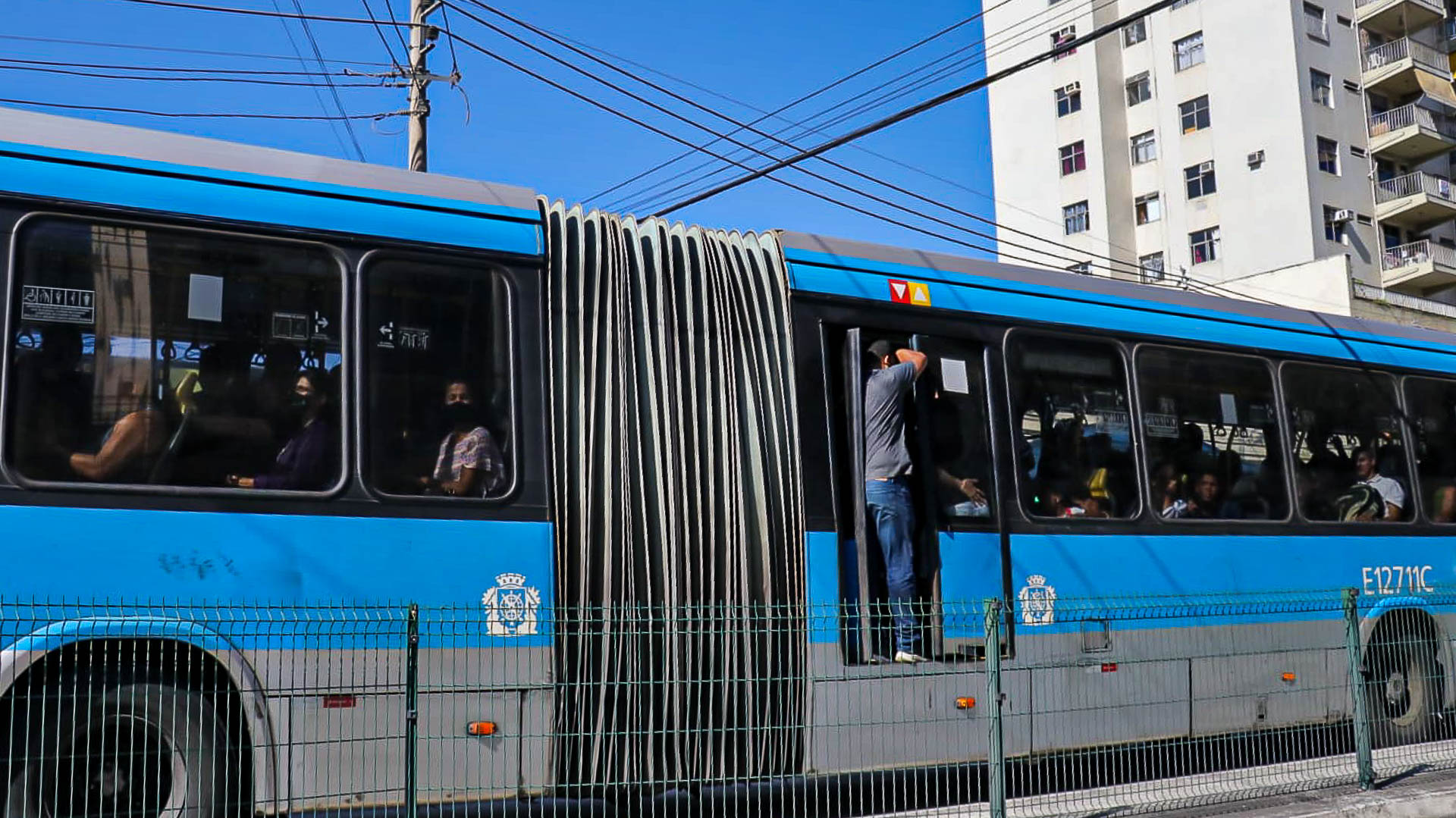 Mais um dia de caos no BRT: 'Portas não fecham', lamenta usuária