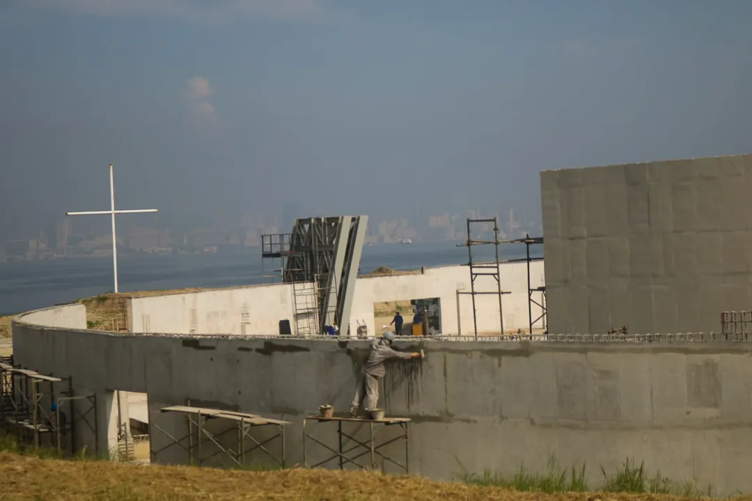 Construção da Catedral no Caminho Niemeyer, em Niterói