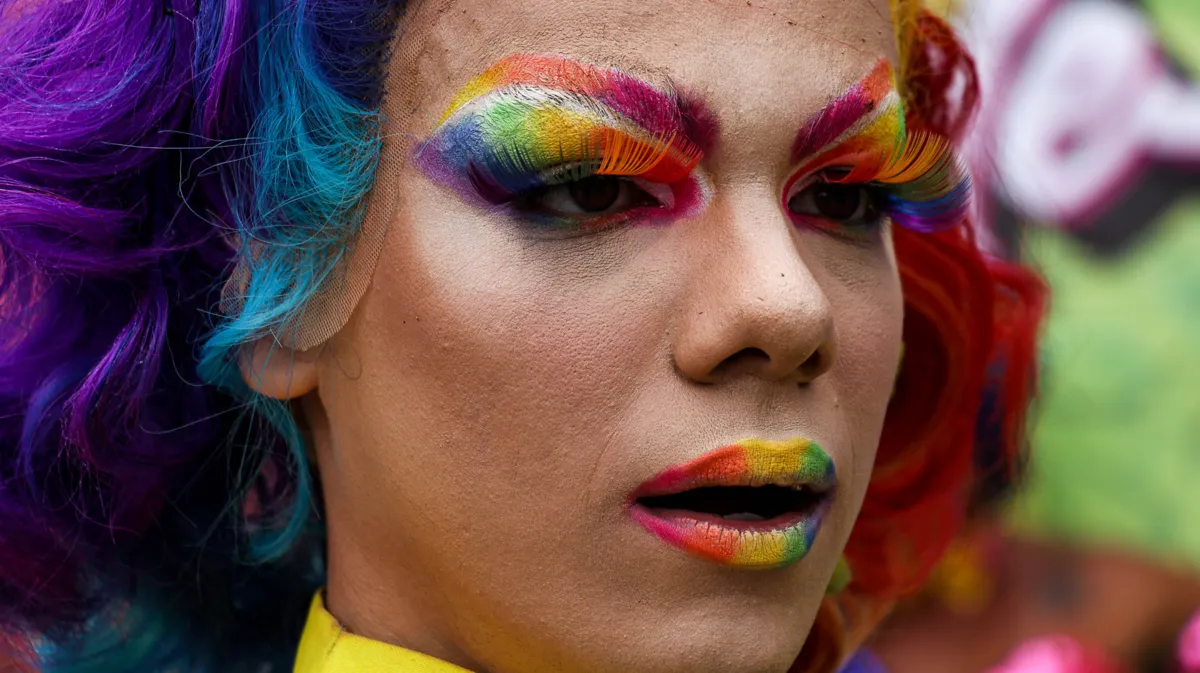 Lile e detalhes de sua maquiagem nas cores do movimento