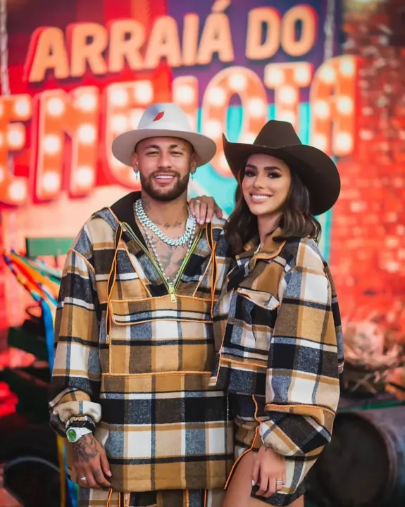 Bruna Biancardi ao lado de Neymar durante festa junina promovida pelo craque