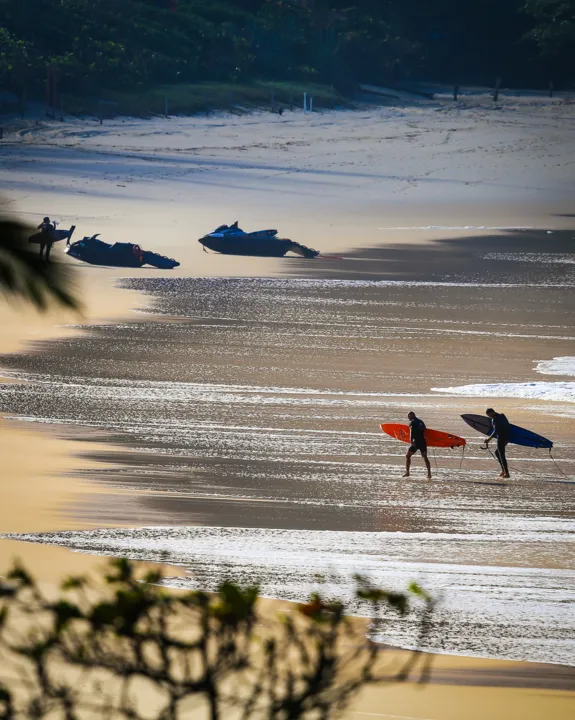 Irado! Surfistas dão show em Itacoatiara; veja fotos