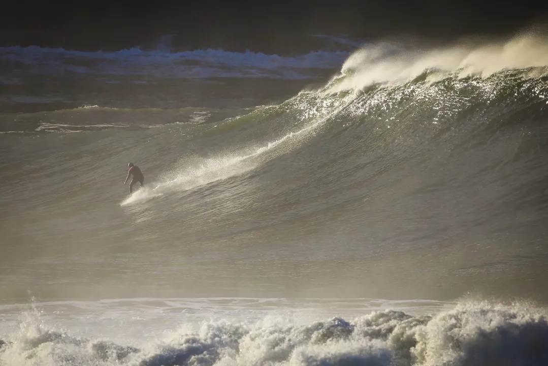 Irado! Surfistas dão show em Itacoatiara; veja fotos