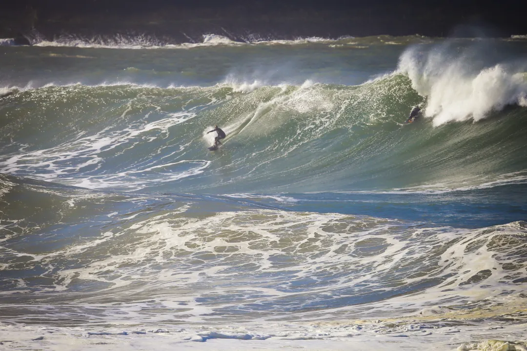 Irado! Surfistas dão show em Itacoatiara; veja fotos