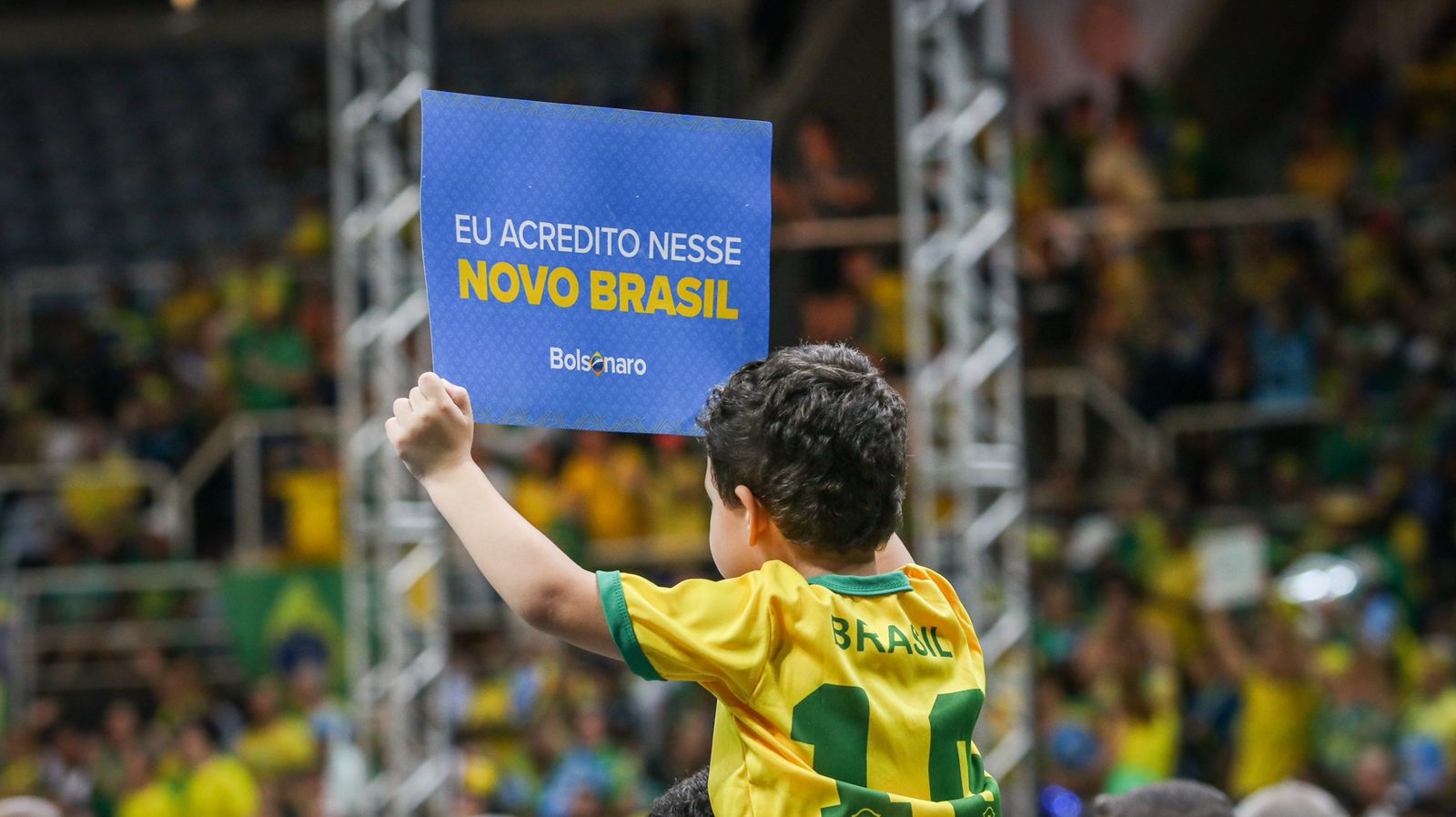 Apoiadores do atual presidente estão no local