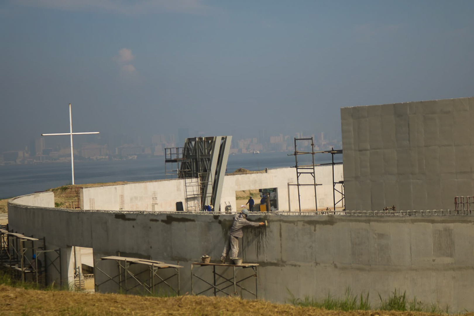 Construção da Catedral no Caminho Niemeyer, em Niterói