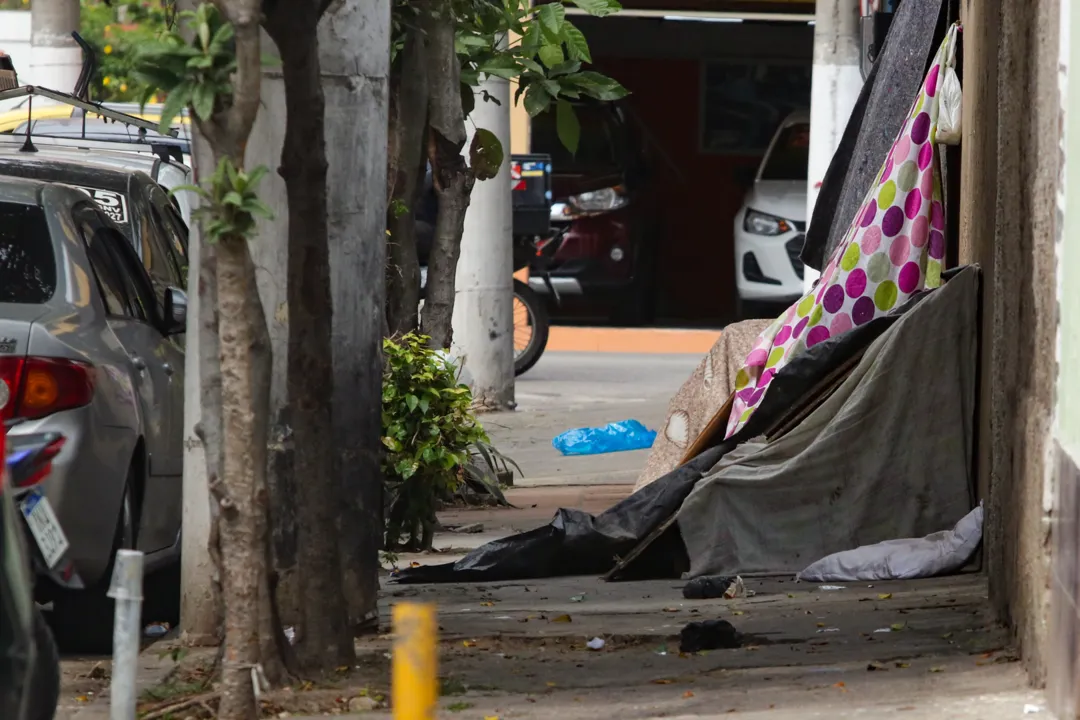 Entre o bloco A e B da universidade, pessoas em situação de vulnerabilidade fazem abrigos em calçadas