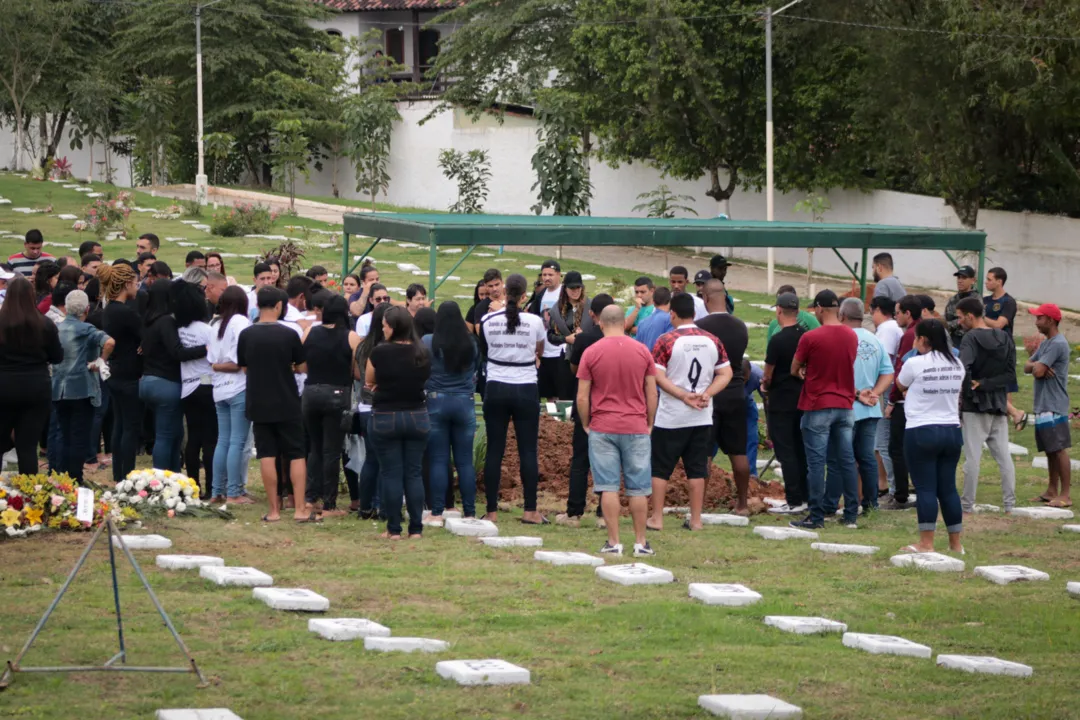 Cerca de 150 pessoas entre familiares e amigos se despediram do jovem