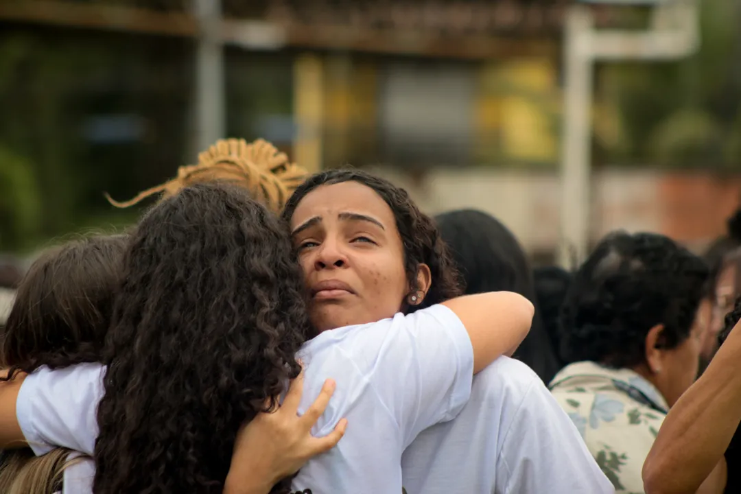 Abalados, amigos e parentes deram último adeus ao jovem