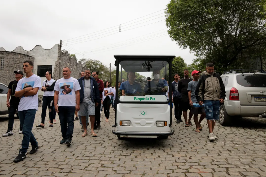 Sepultamento aconteceu no cemitério Parque da Paz, no Pacheco, em São Gonçalo