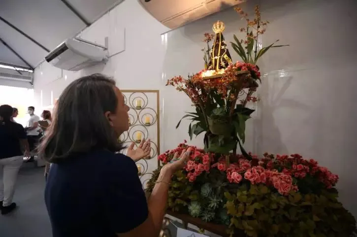 Milhares de fiéis foram à Basílica de Nossa Senhora nesta quarta