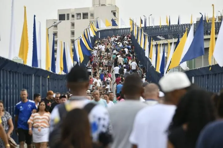 Milhares de fiéis foram à Basílica de Nossa Senhora nesta quarta