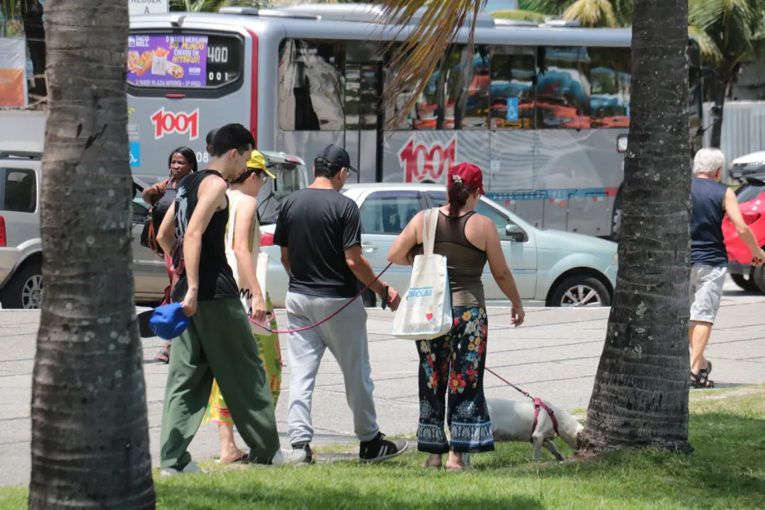 Famílias aproveitam tempo bom em praias de Niterói