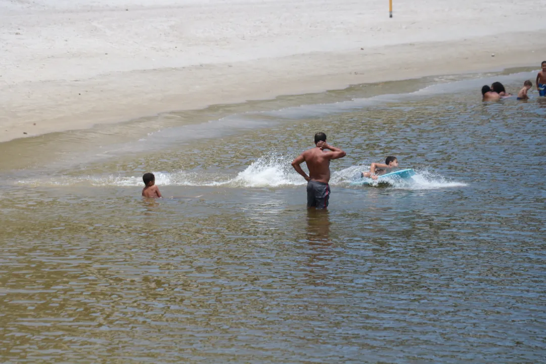 Famílias aproveitam tempo bom em praias de Niterói