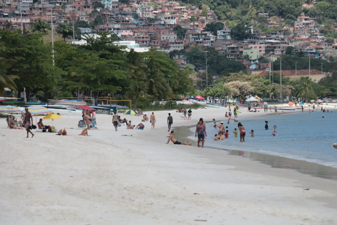 Famílias aproveitam tempo bom em praias de Niterói