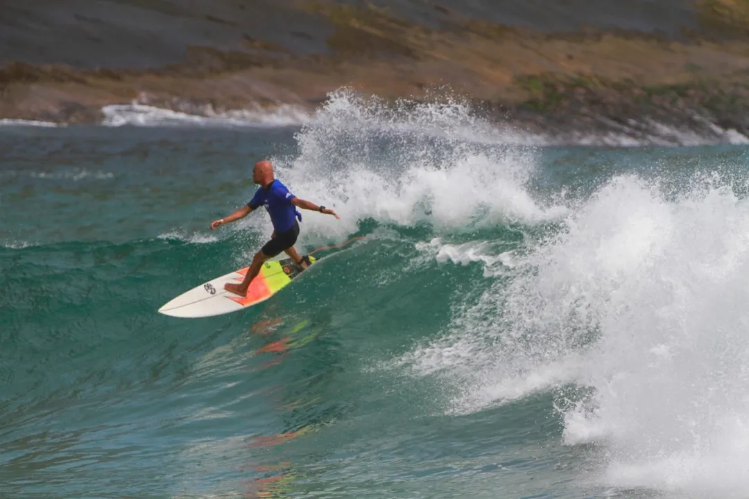 Lendas do surfe dão show na final do CBSurf Itacoatiara Master