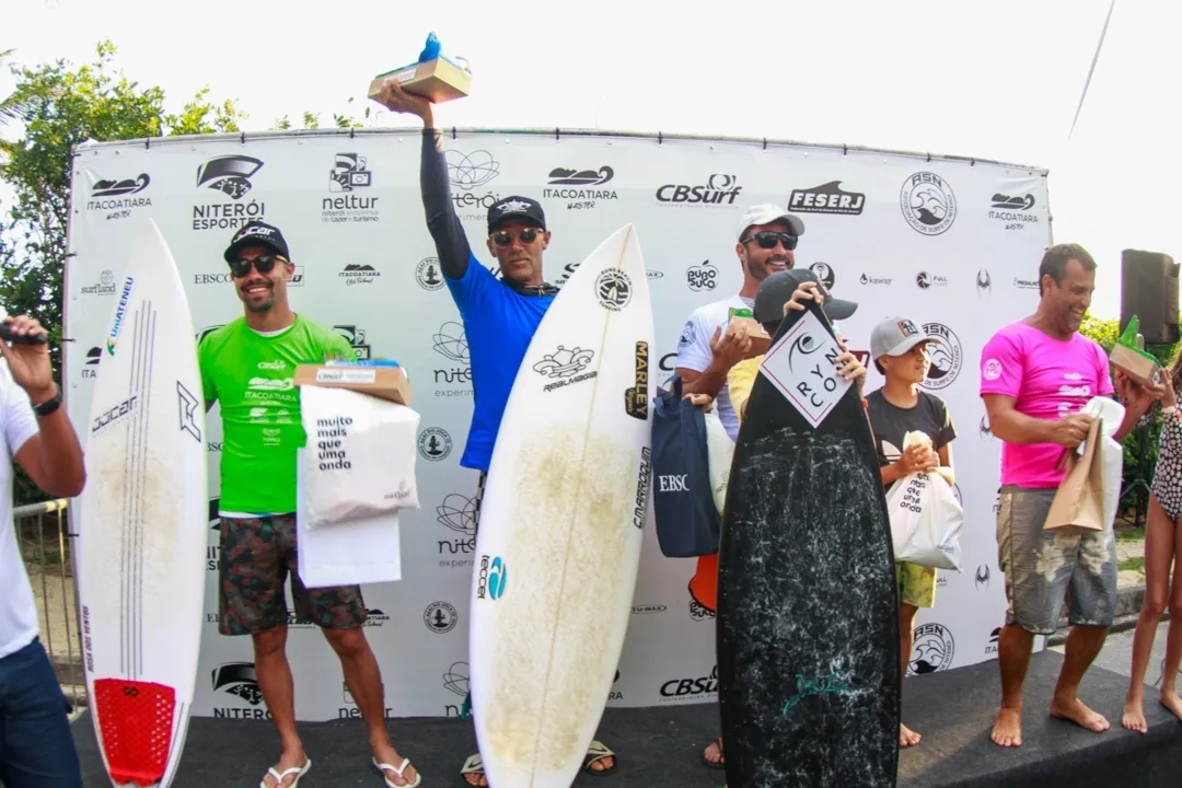 Lendas do surfe dão show na final do CBSurf Itacoatiara Master