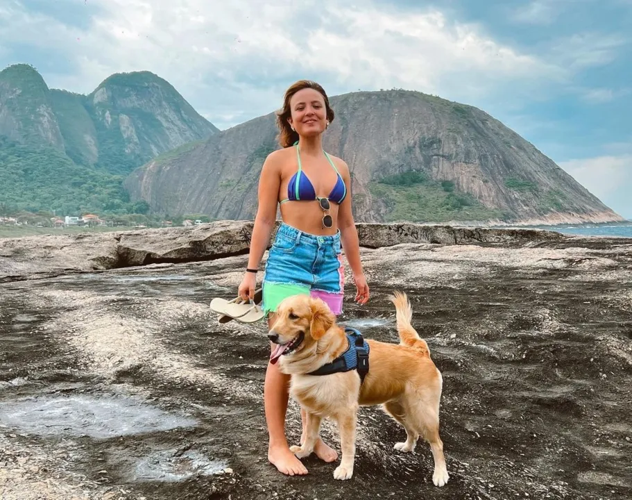 Larissa Manoela e seu cachorro na praia de Itacoatiara, em Niterói, nesta sexta-feira (21)