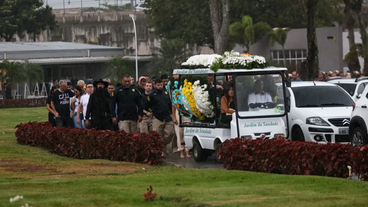 Enterro do Policial Federal Rodoviário no cemitério jardim da saudade em Sulacap