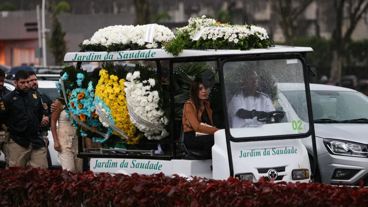 Enterro do Policial Federal Rodoviário no cemitério jardim da saudade em Sulacap