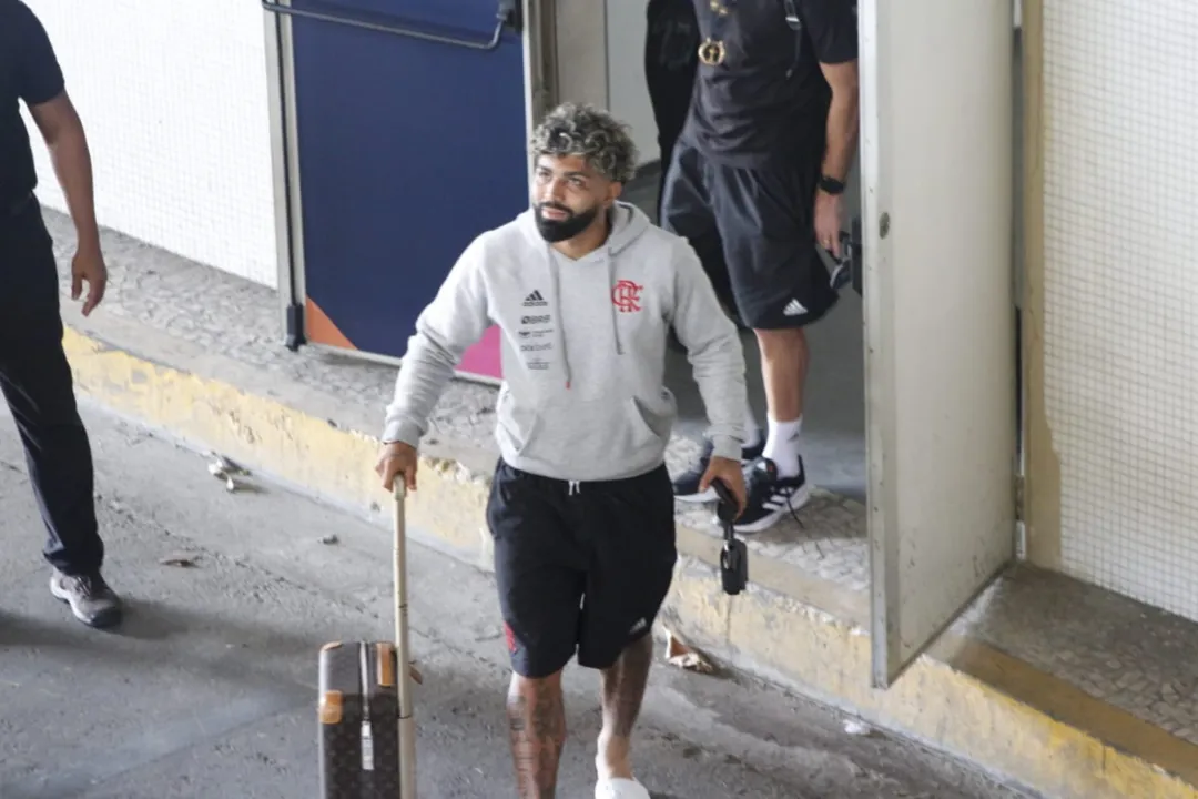 Jogadores chegam com a taça no Rio