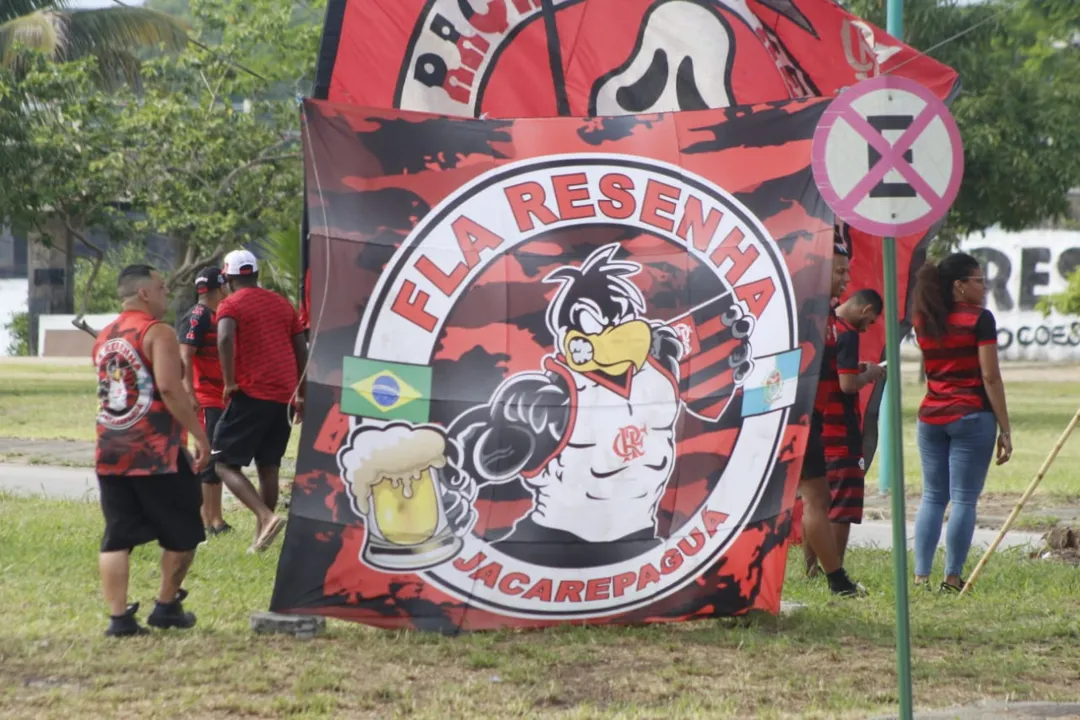 Jogadores chegam com a taça no Rio