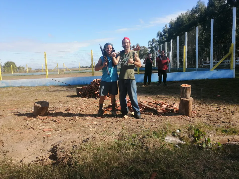 Josmel e seu amigo lenhador, no Rio Grande do Sul