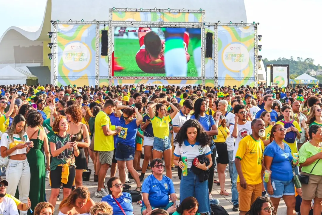 Torcedores comemoram vitória do Brasil com festa e cerveja