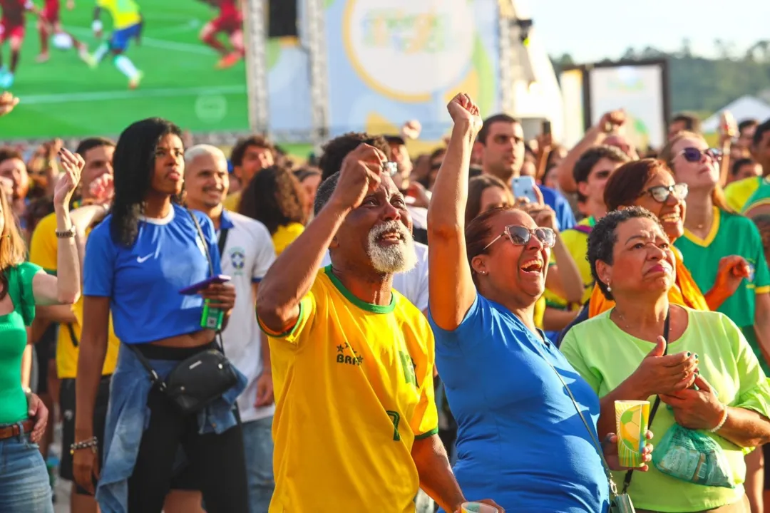 Torcedores comemoram vitória do Brasil com festa e cerveja