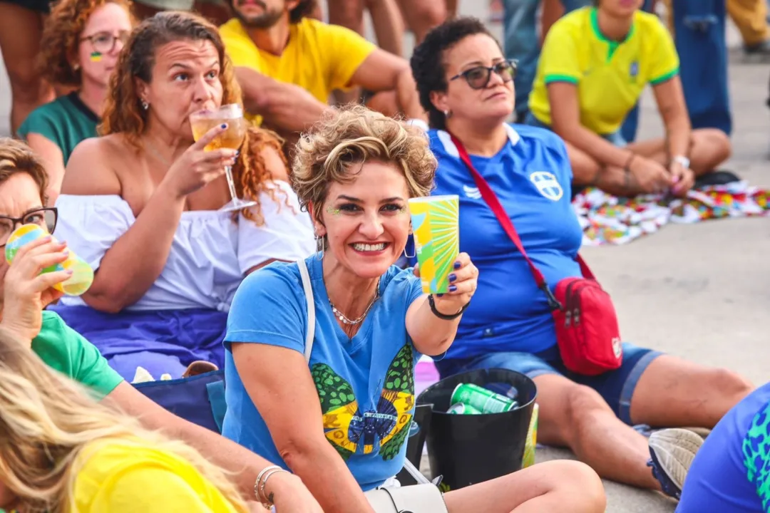 Torcedores comemoram vitória do Brasil com festa e cerveja