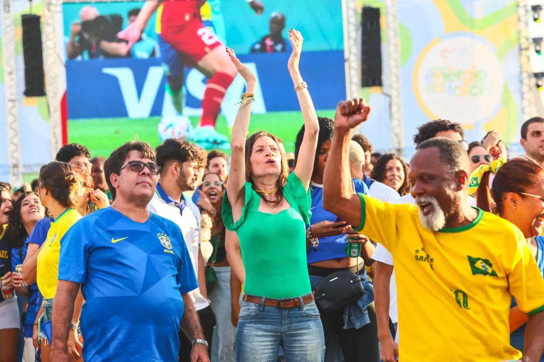 Torcedores comemoram vitória do Brasil com festa e cerveja