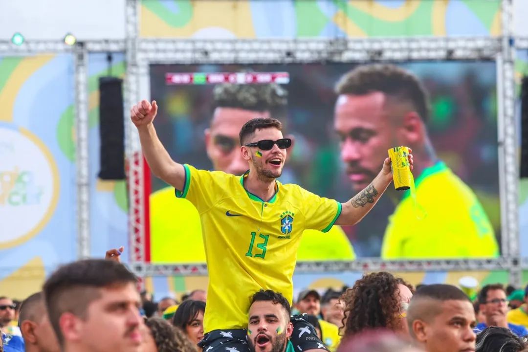 Torcedores comemoram vitória do Brasil com festa e cerveja