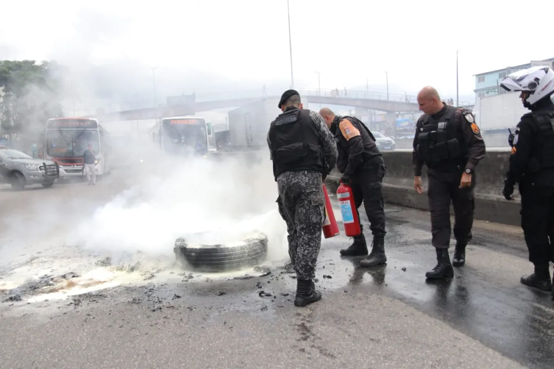 Moradores ateiam fogo em pneus na Avenida Brasil após morte na Maré