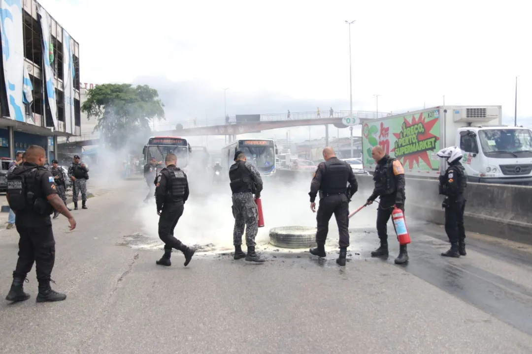 Moradores ateiam fogo em pneus na Avenida Brasil após morte na Maré