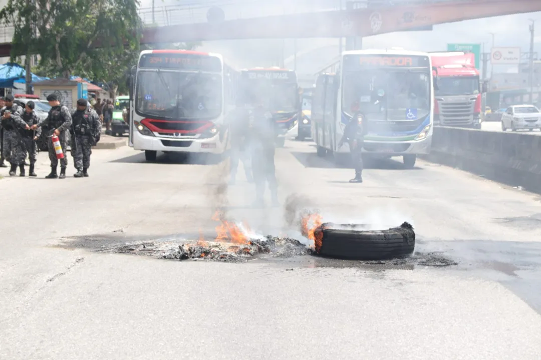 Moradores ateiam fogo em pneus na Avenida Brasil após morte na Maré