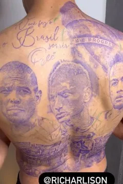 Tatuagem é uma homenagem aos ídolos do jogador