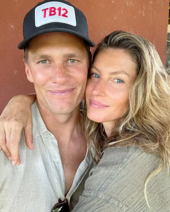 O casal Gisele Bündchen e Tom Brady se separaram em outubro após 13 anos de casamento. Segundo burburinhos, o relacionamento chegou ao fim depois que Brady decidiu não se aposentar da carreira de jogador. Eles tiveram dois filhos