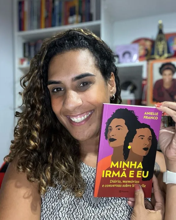 Escritora, ela lançou um livro contando a história da relação com a ex-vereadora