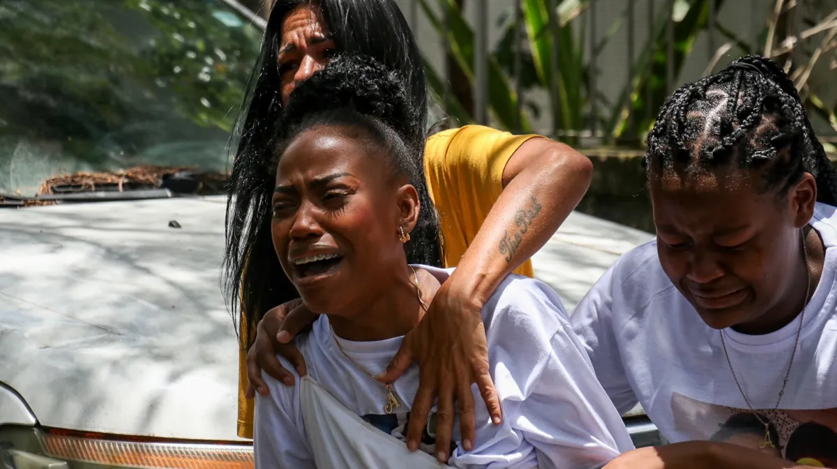 Grupo protesta em Niterói dias após morte de dançarino