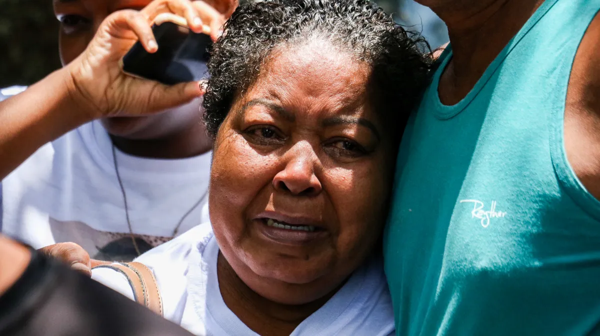 Grupo protesta em Niterói dias após morte de dançarino