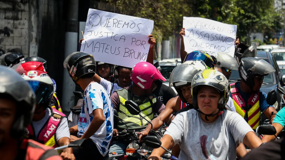 Grupo protesta em Niterói dias após morte de dançarino