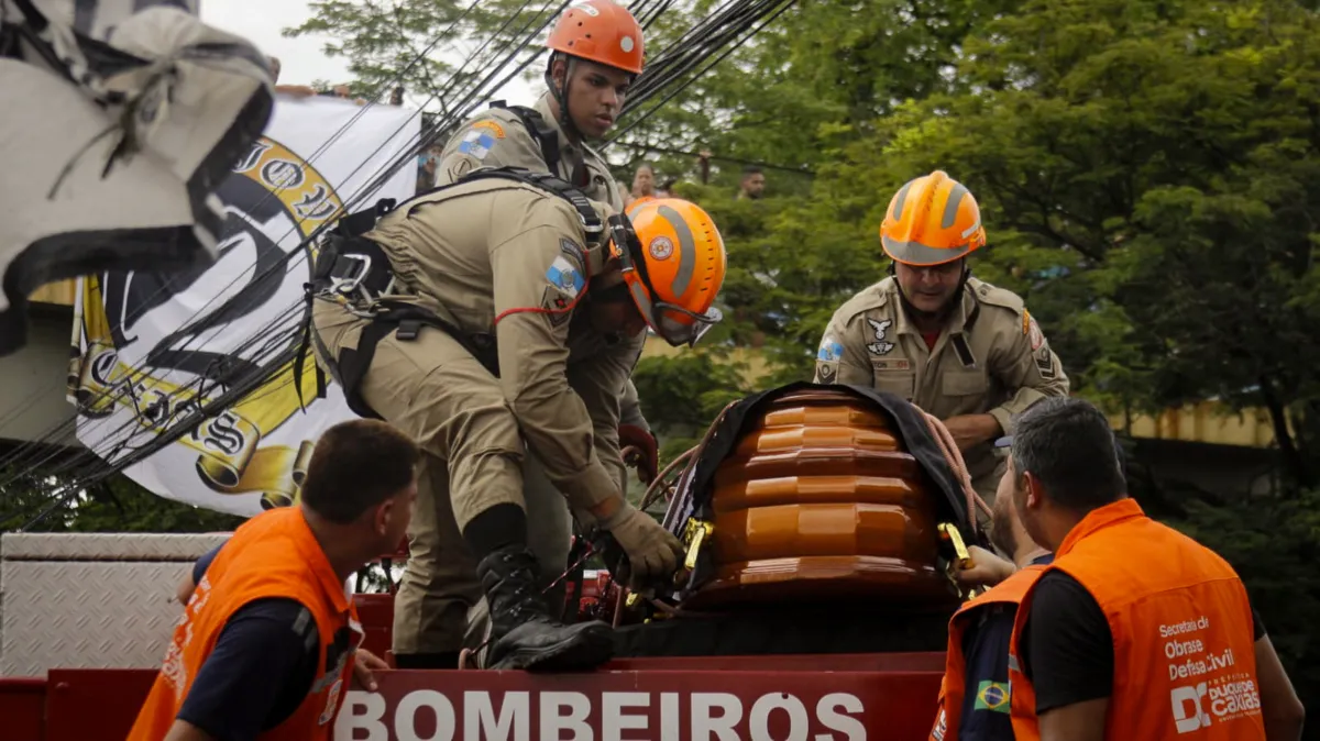 Bombeiros retiram caixão que carrega o corpo de Roberto Dinamite 