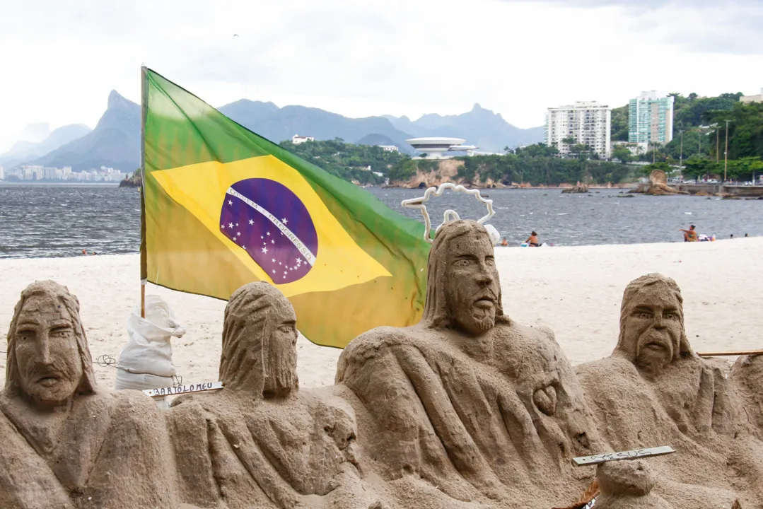 Escultura de areia na praia de Icaraí