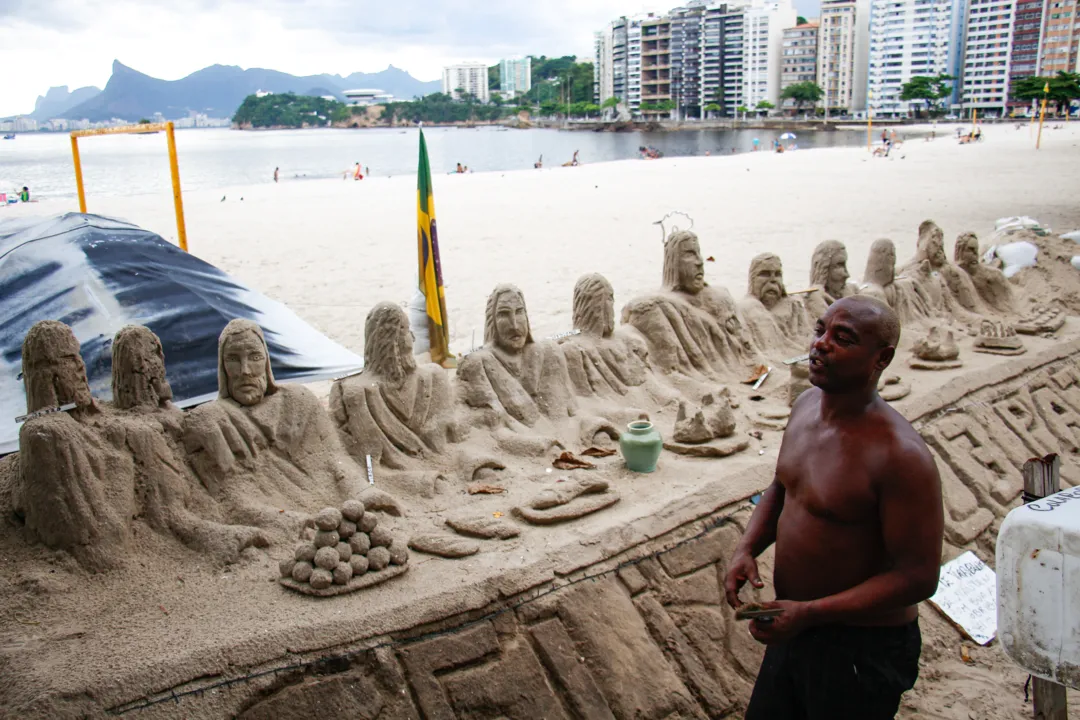 Escultura de areia na praia de Icaraí