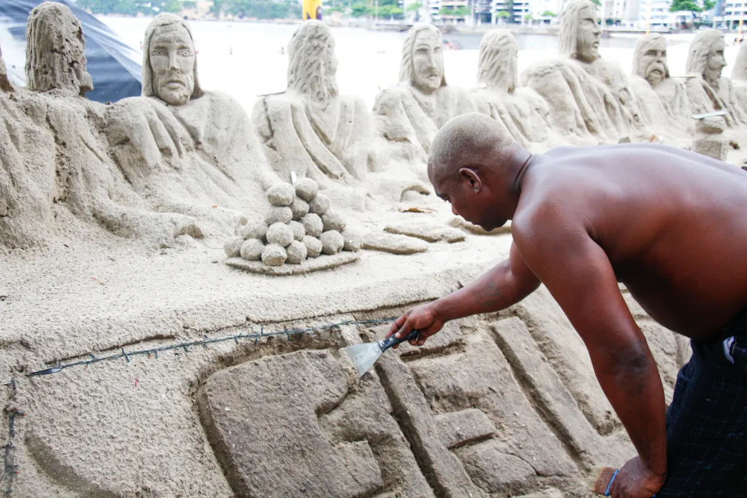 Escultura de areia na praia de Icaraí